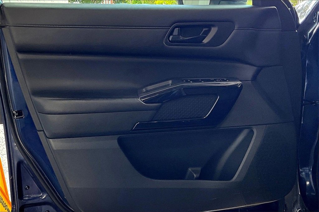 Used 2024 Nissan Pathfinder SV image 2