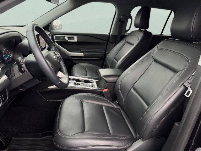 Used 2023 Ford Explorer XLT w/ Equipment Group 202A AWD/4WD image 16