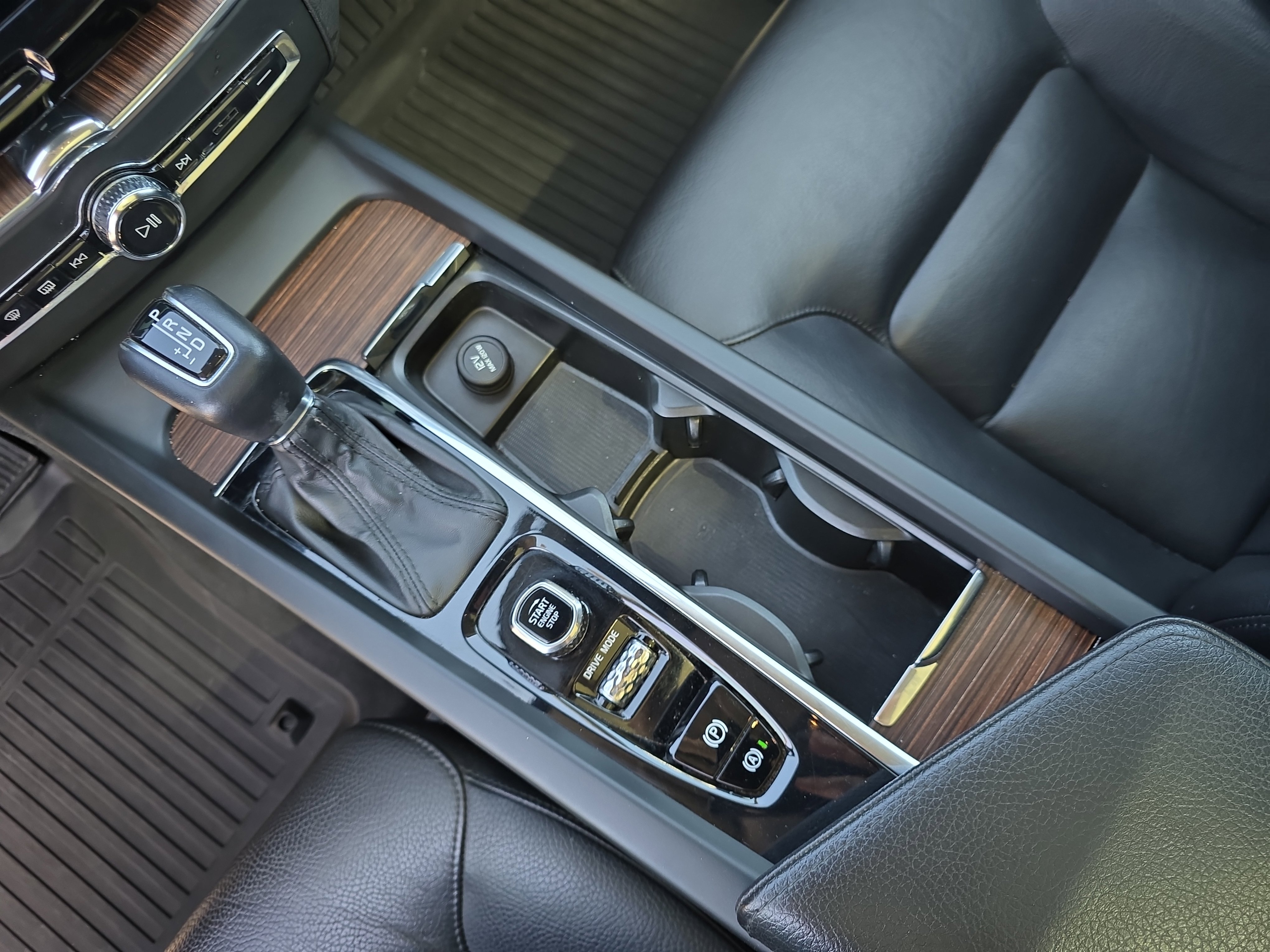 Used 2021 Volvo XC60 T5 Momentum image 25