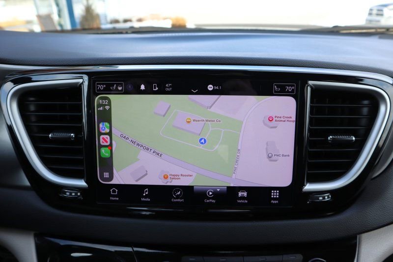 Used 2024 Chrysler Pacifica Touring-L image 12