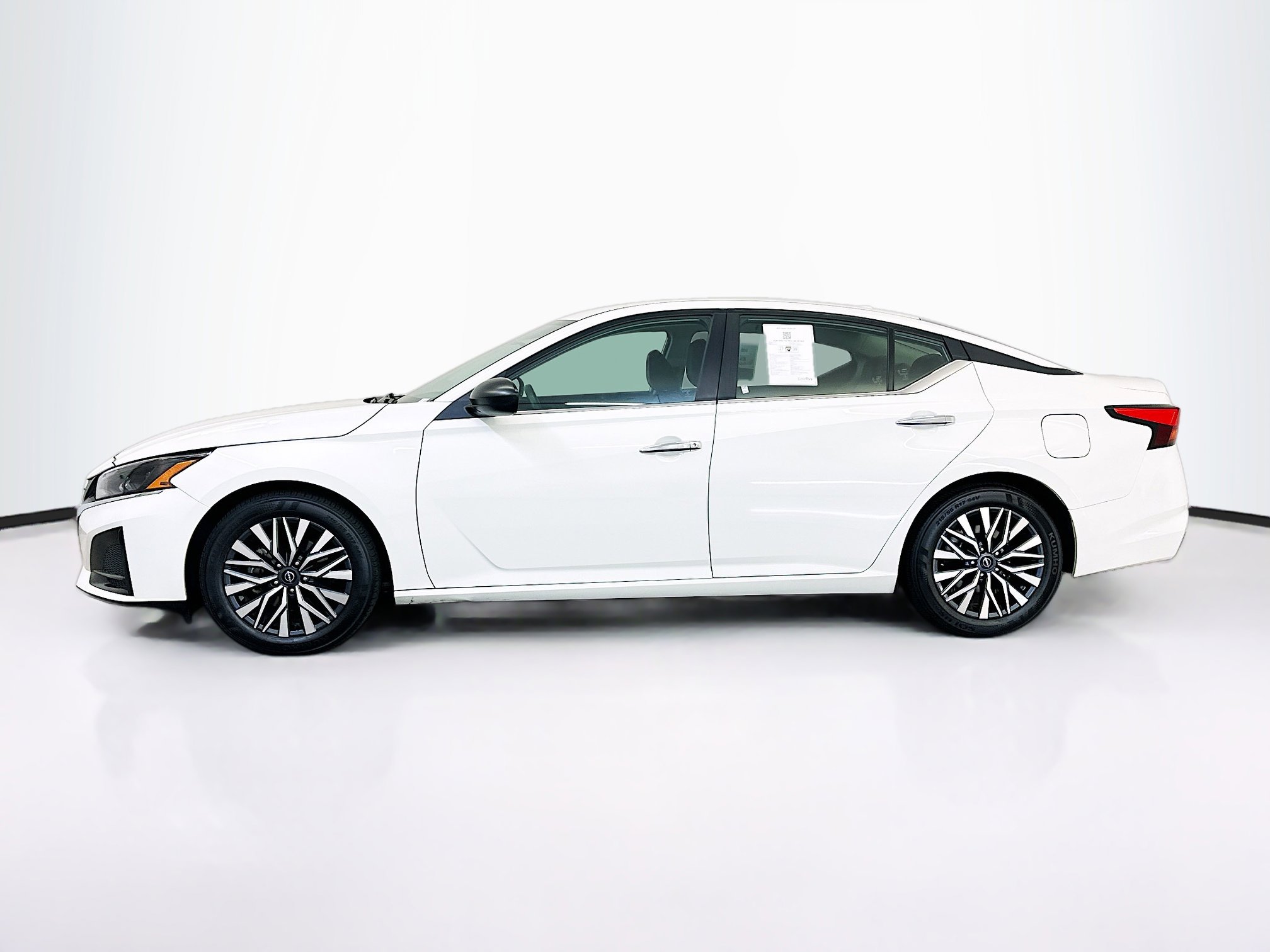 Used 2025 Nissan Altima 2.5 SV image 4