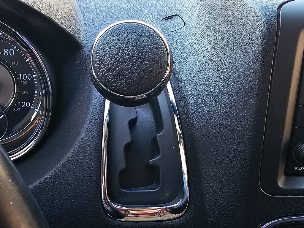 Used 2016 Chrysler Town & Country Touring image 12