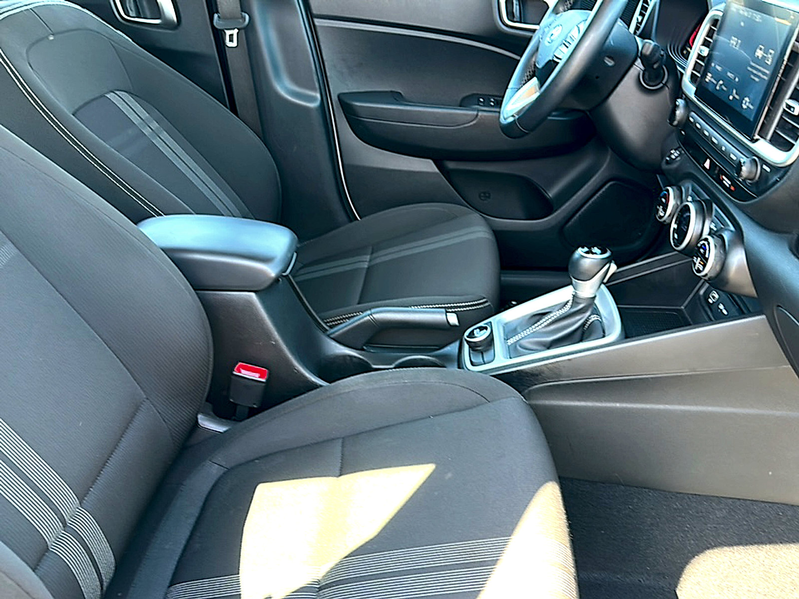Used 2025 Hyundai Venue SEL image 24