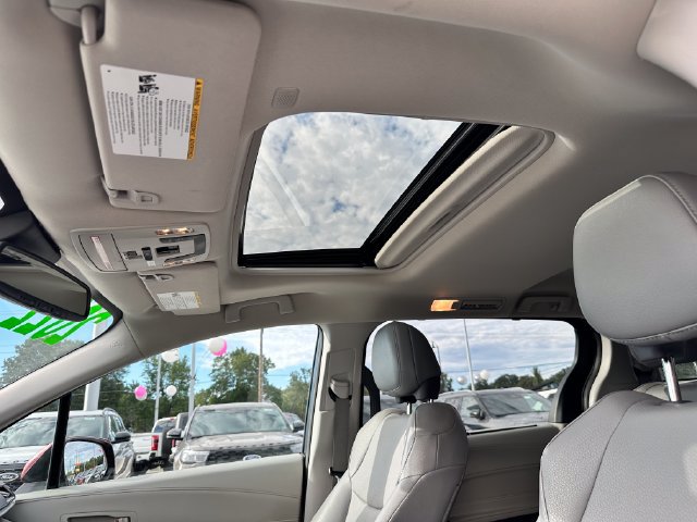 Used 2022 Toyota Sienna XLE FWD image 13
