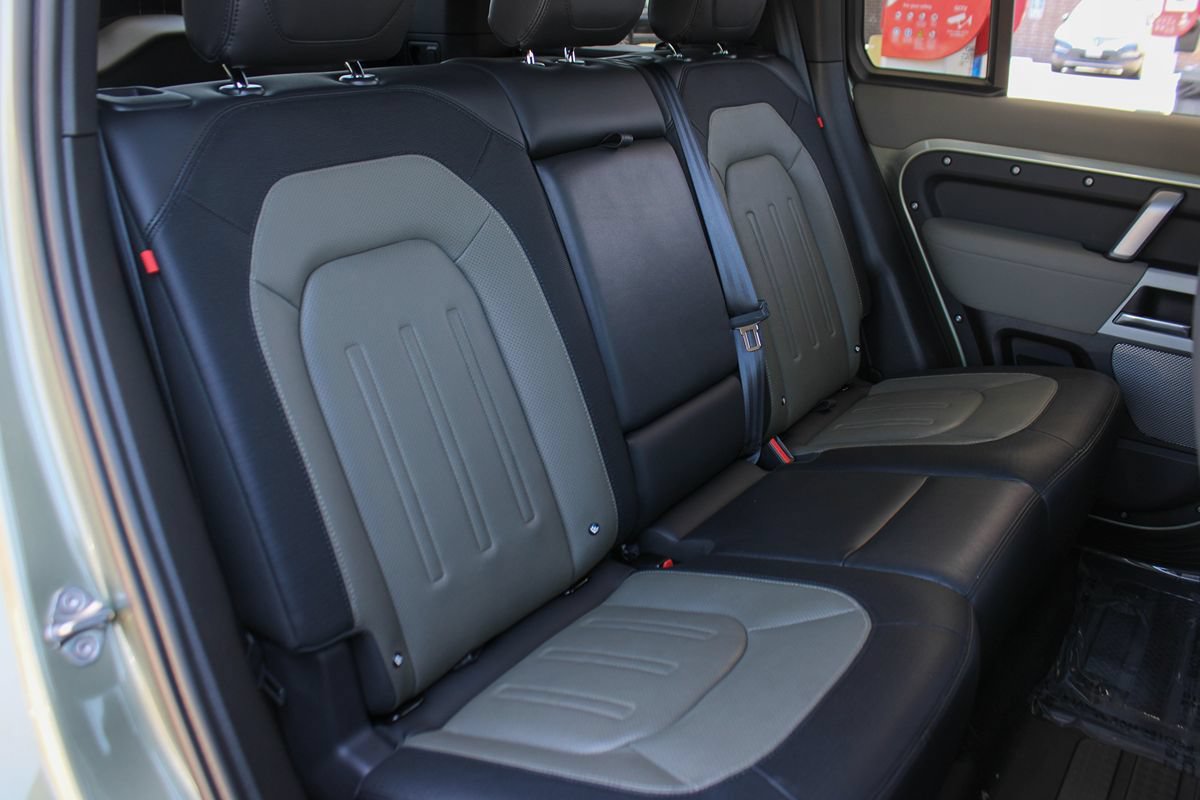 Used 2022 Land Rover Defender 110 X-Dynamic SE AWD/4WD image 22