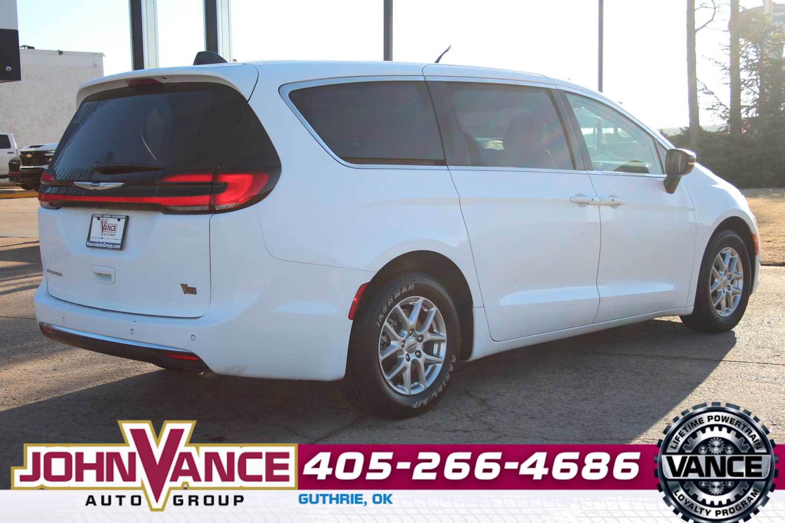 Used 2024 Chrysler Pacifica Touring-L image 11