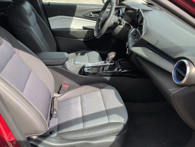 Used 2025 Chevrolet Trax LT FWD image 35