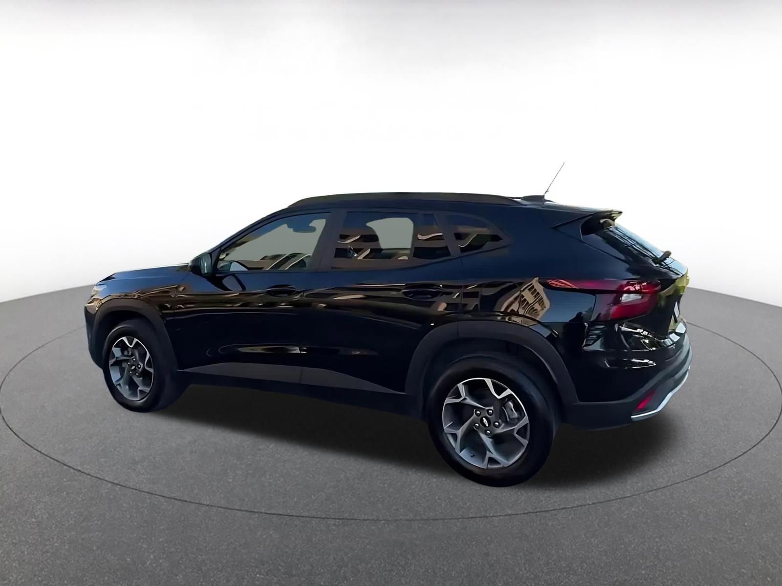 Used 2025 Chevrolet Trax LT FWD image 10