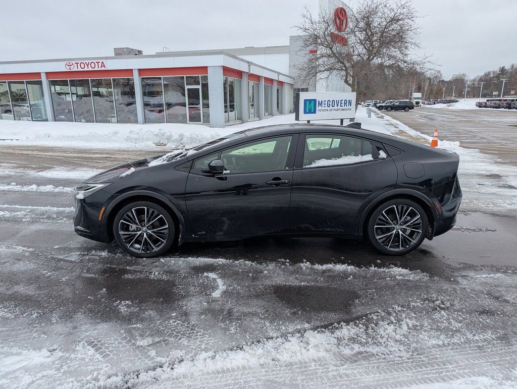 Used 2024 Toyota Prius XLE image 2