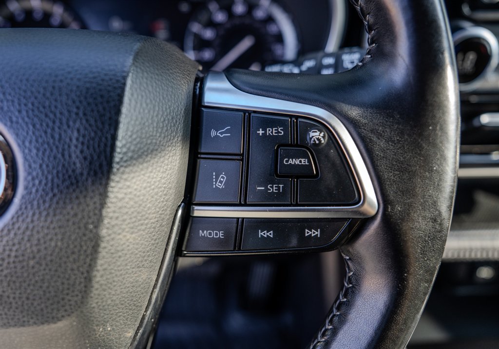 Used 2020 Toyota Highlander XLE FWD image 17