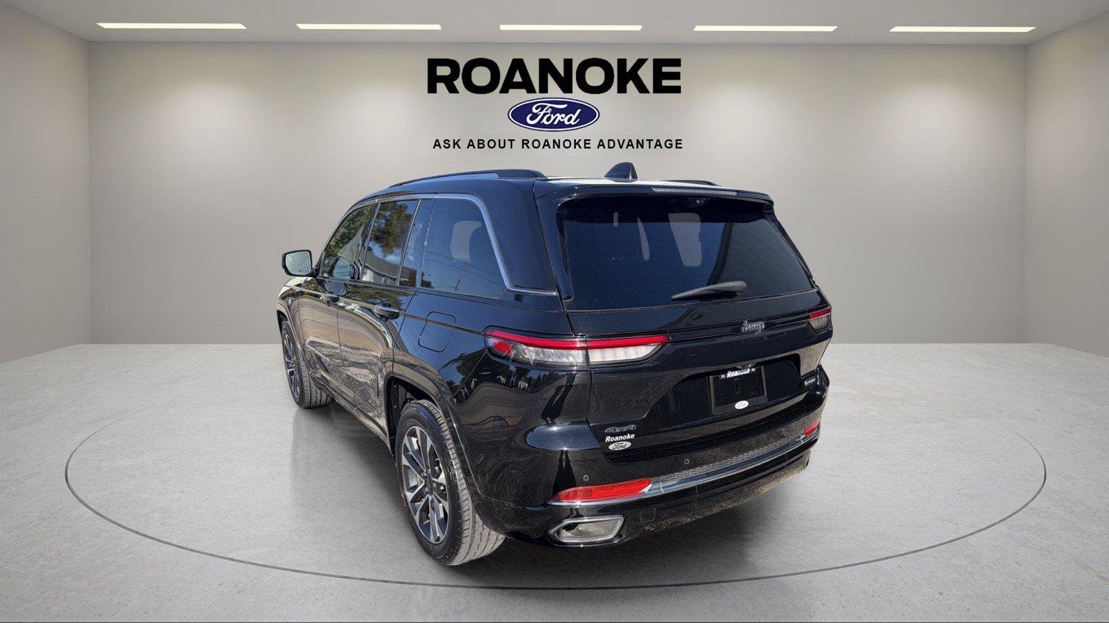 Used 2022 Jeep Grand Cherokee Overland w/ Luxury Tech Group IV AWD/4WD image 4
