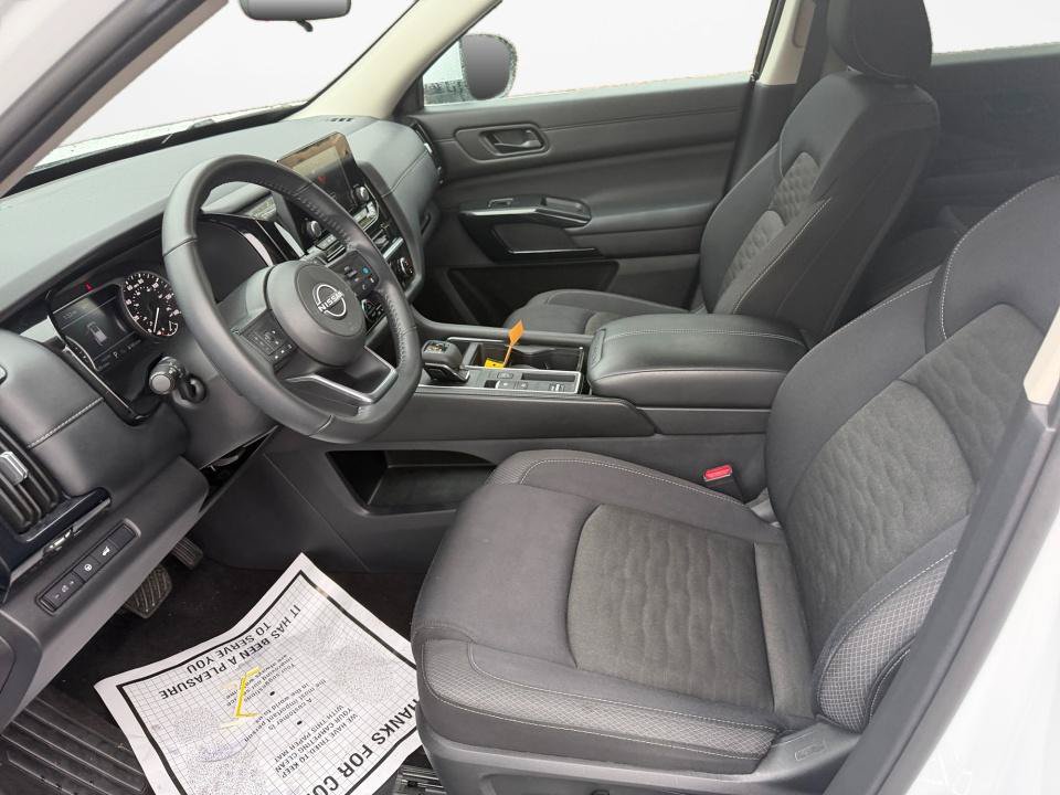 Used 2025 Nissan Pathfinder SV FWD image 9