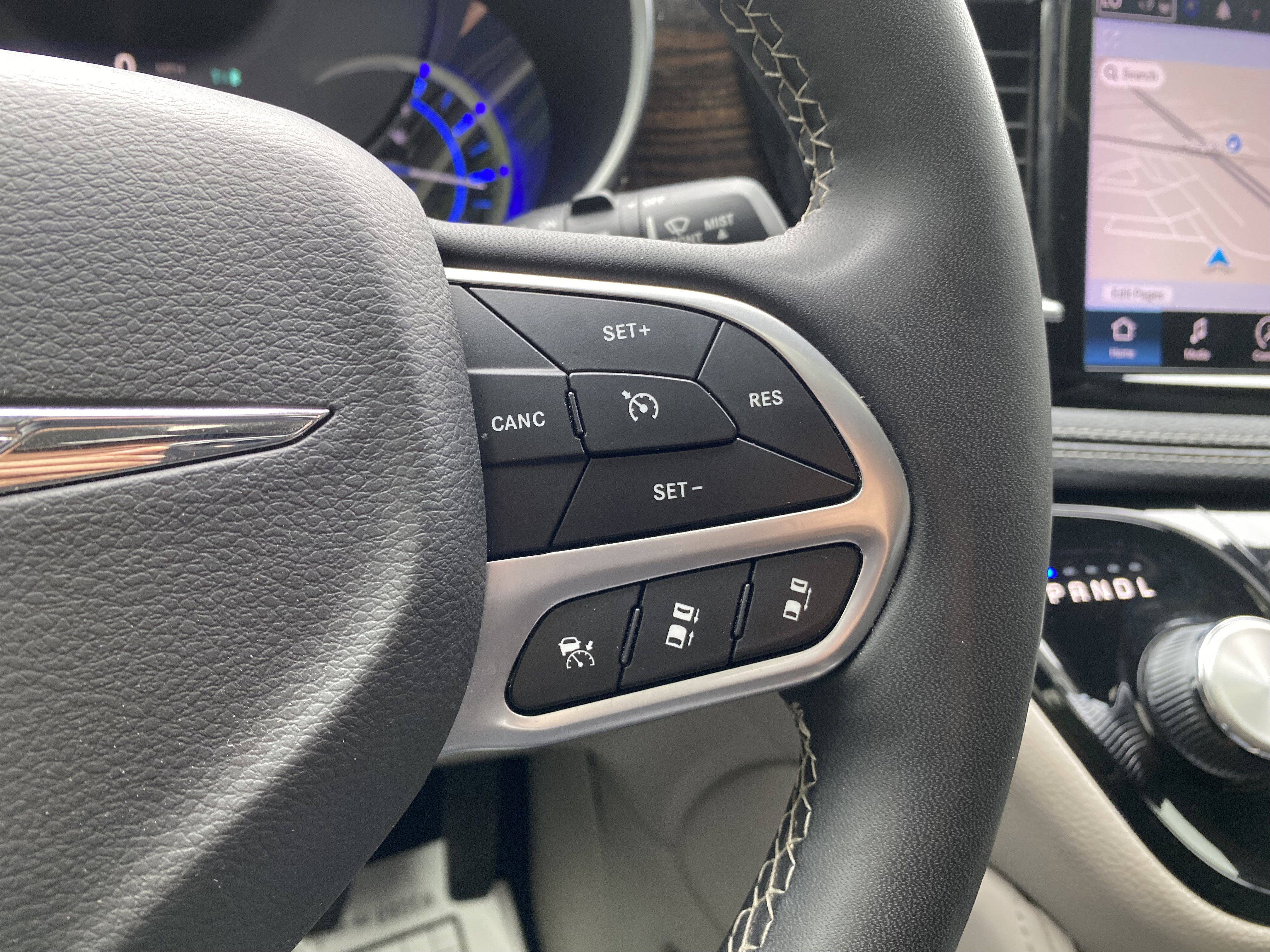 Used 2023 Chrysler Pacifica Limited FWD image 21