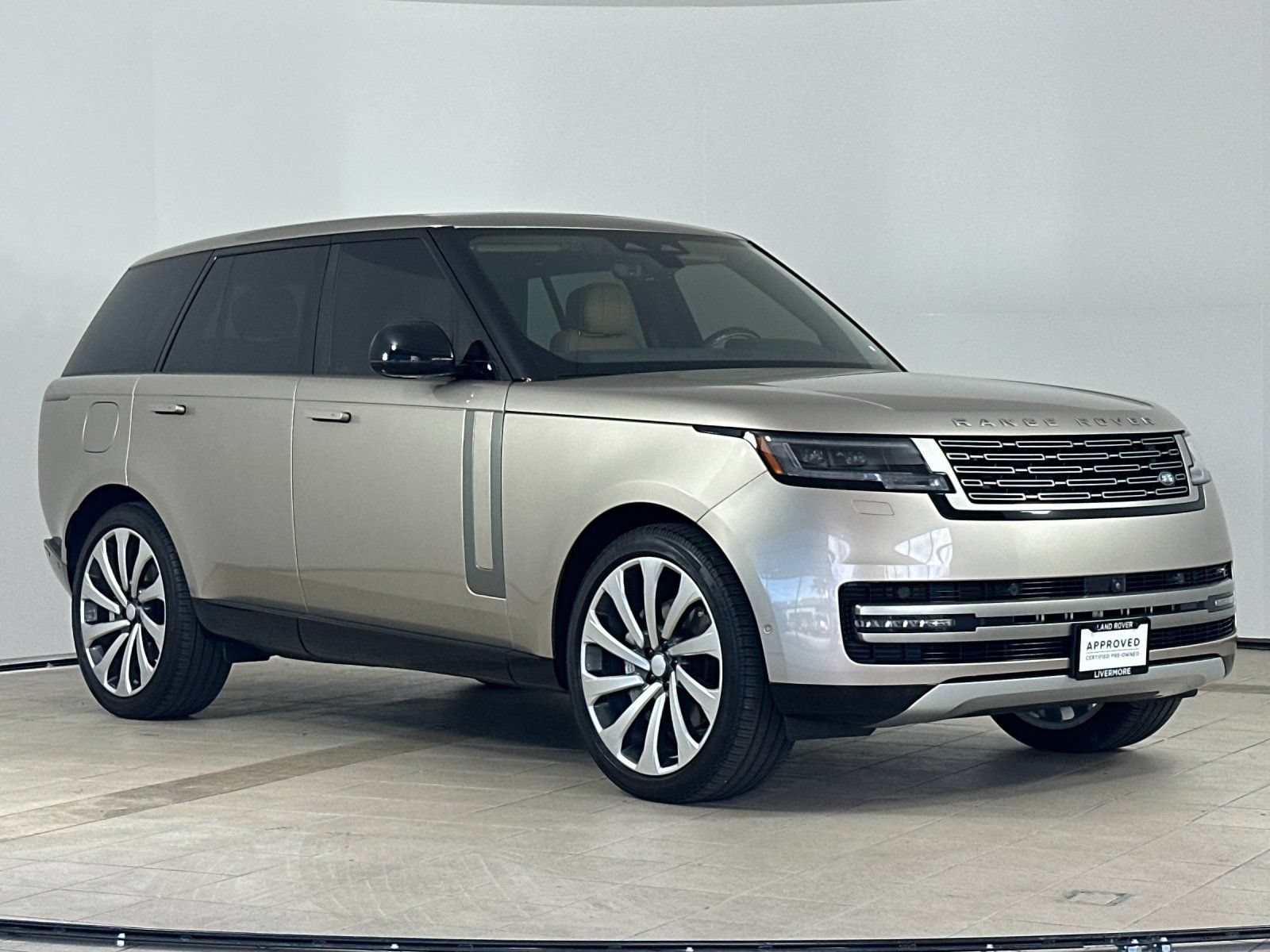 Used 2025 Land Rover Range Rover SE AWD/4WD image 8