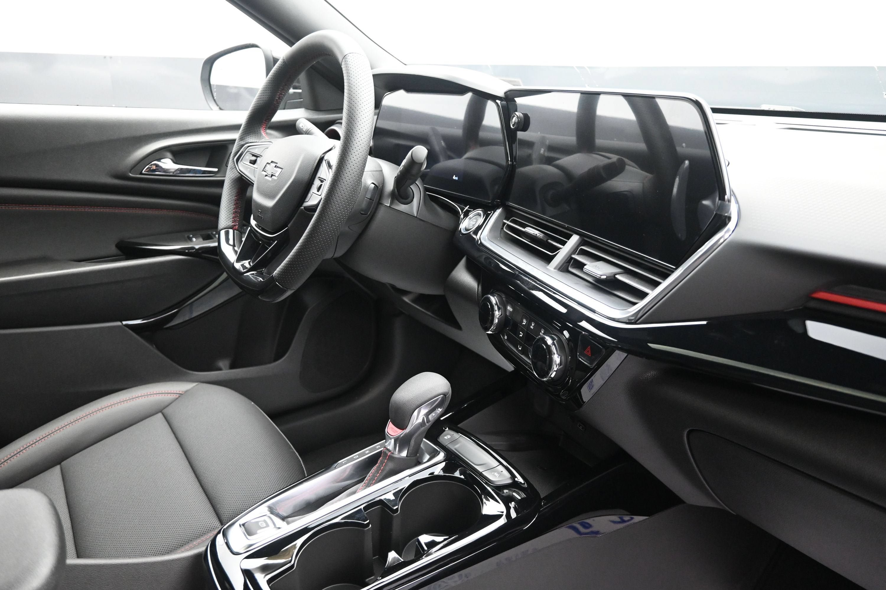 New 2026 Chevrolet Trax RS w/ Sunroof Package FWD image 32