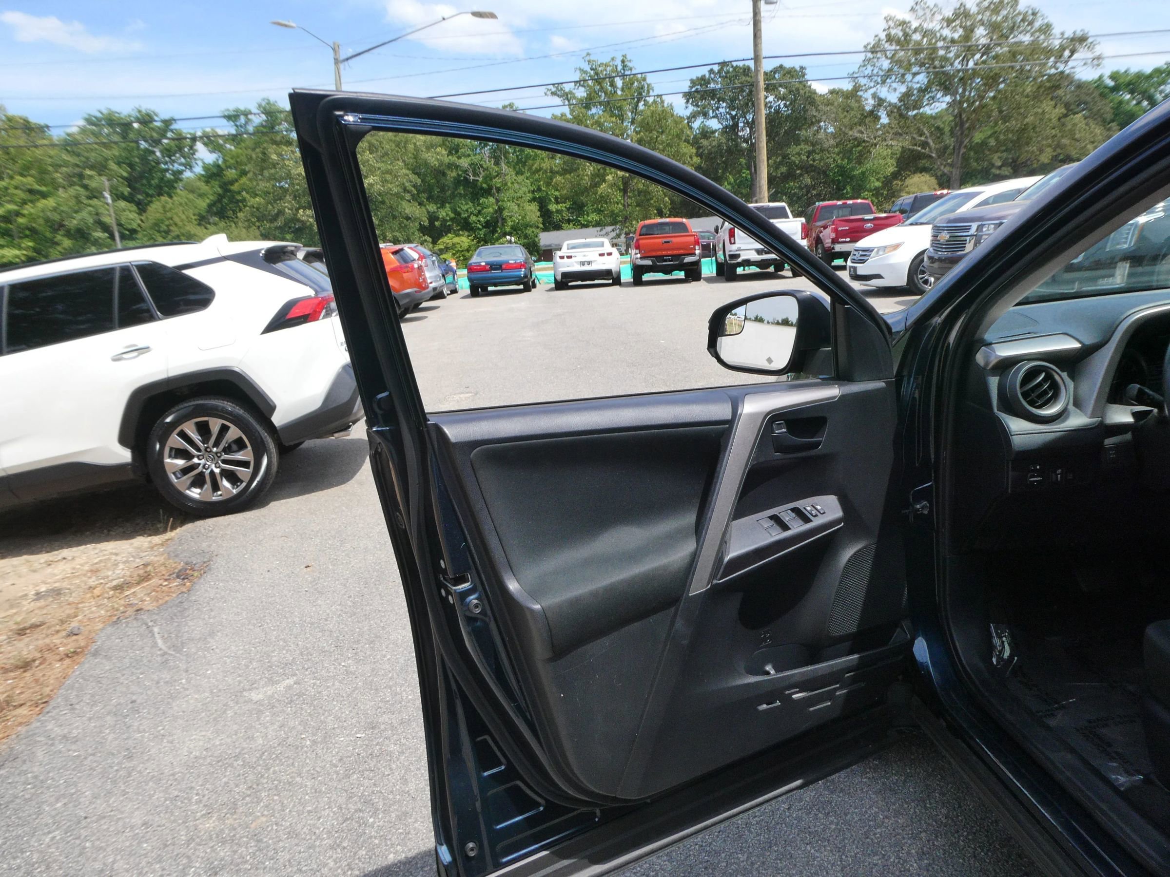 Used 2018 Toyota RAV4 LE AWD/4WD image 11