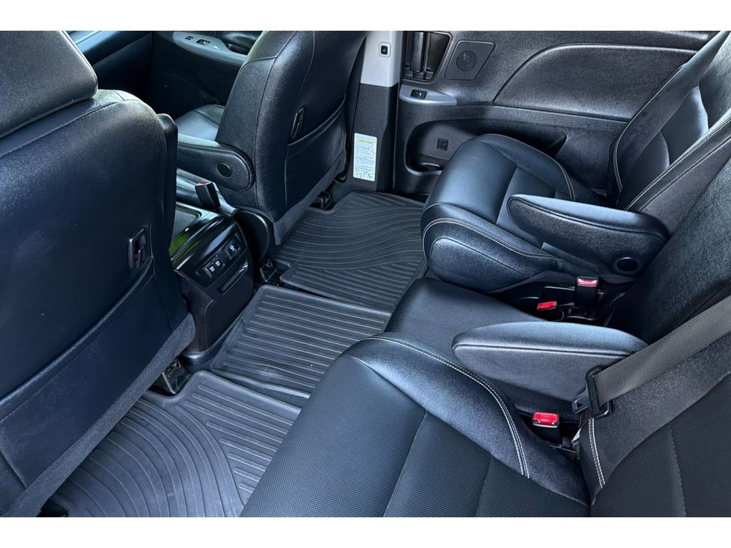 Used 2020 Toyota Sienna SE w/ SE Preferred Package FWD image 13