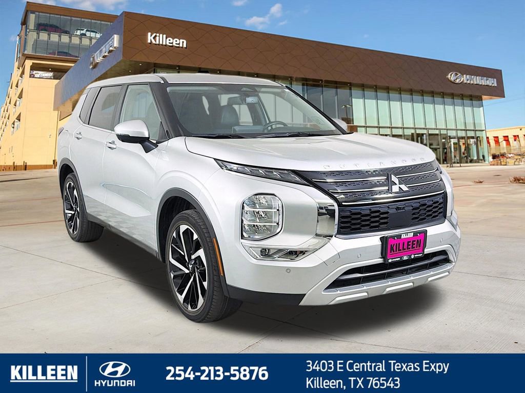 Used 2024 Mitsubishi Outlander SE image 1