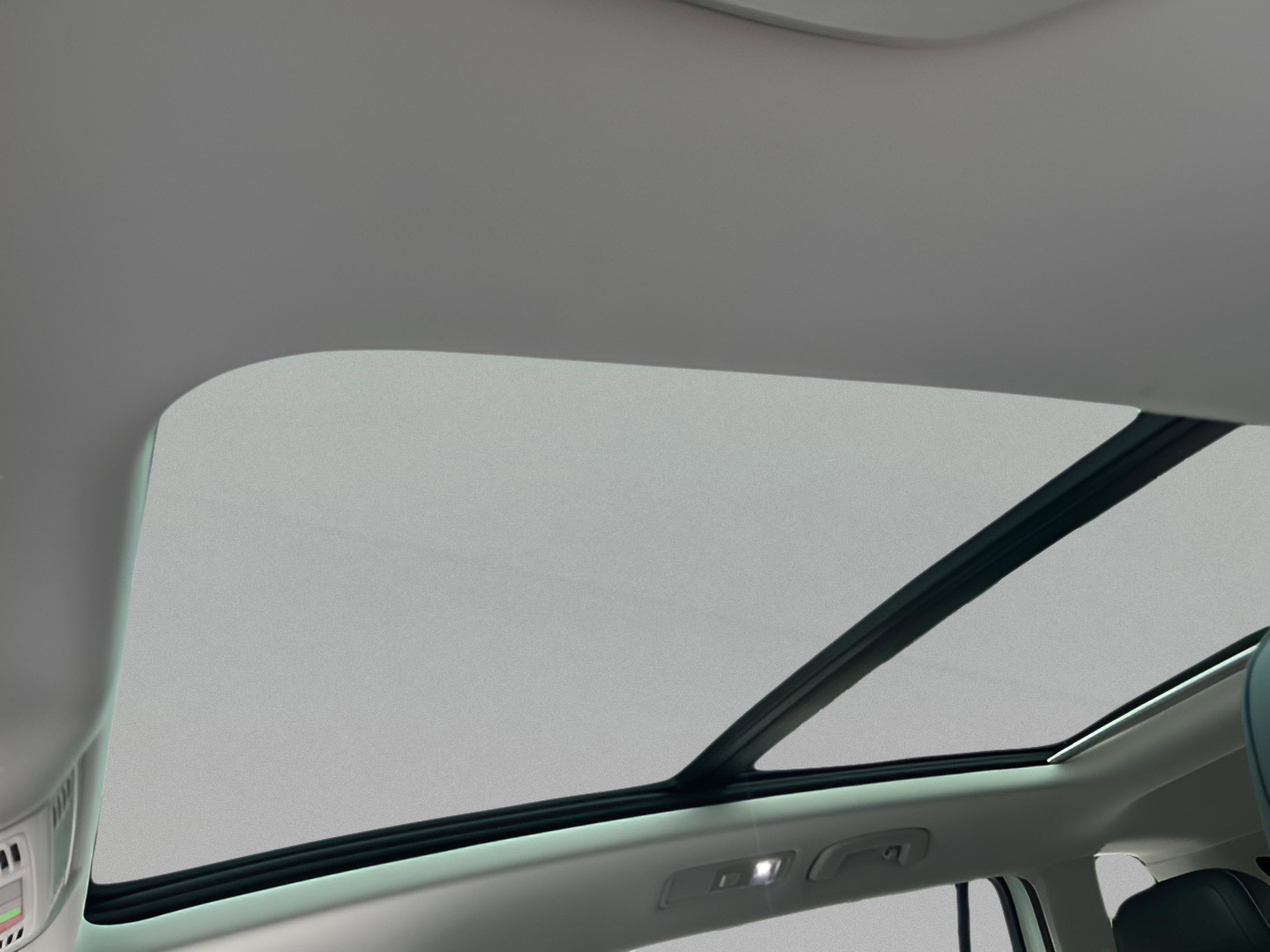 Used 2023 Volkswagen Tiguan SE w/ Panoramic Sunroof Package FWD image 24