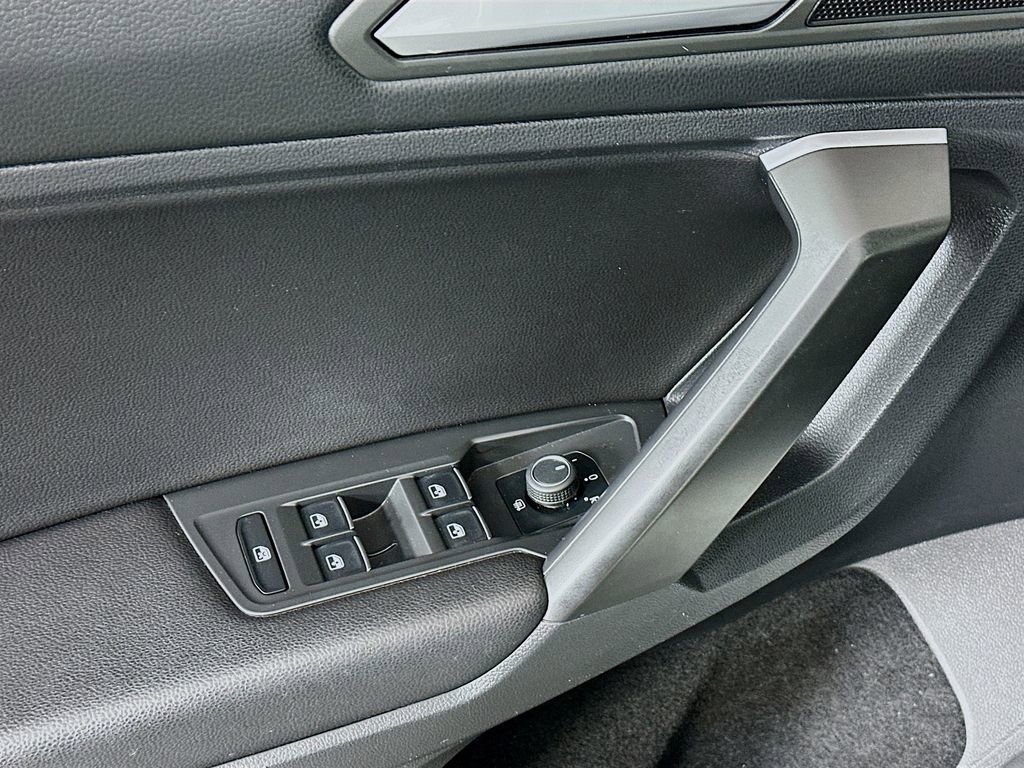 Used 2021 Volkswagen Tiguan SE image 17