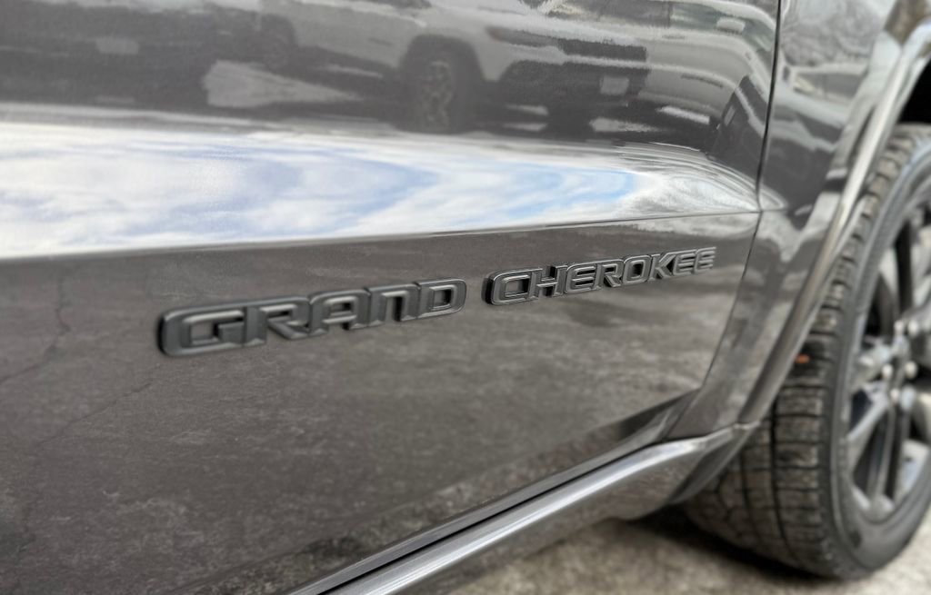 Used 2018 Jeep Grand Cherokee Altitude image 28