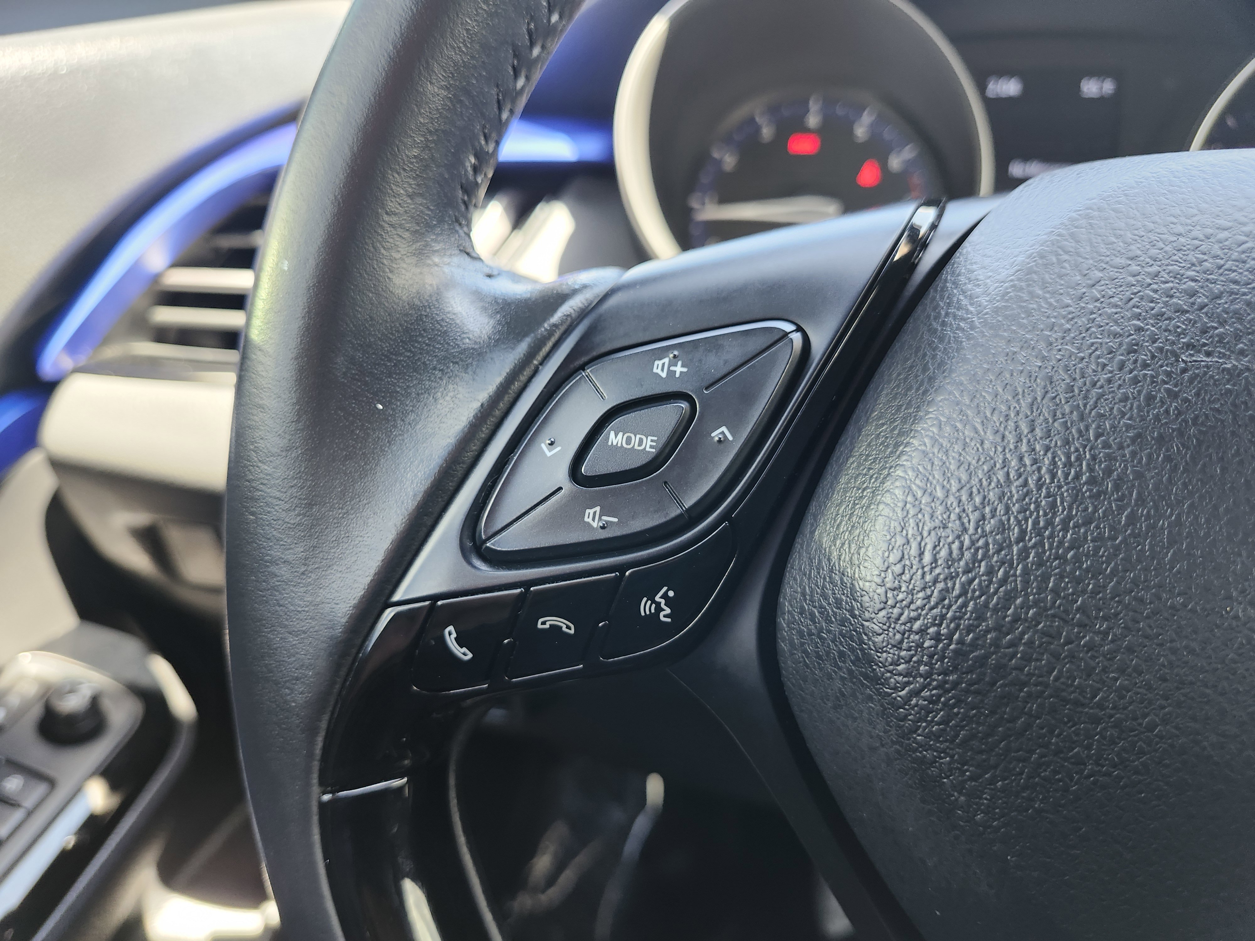 Used 2021 Toyota C-HR XLE FWD image 33