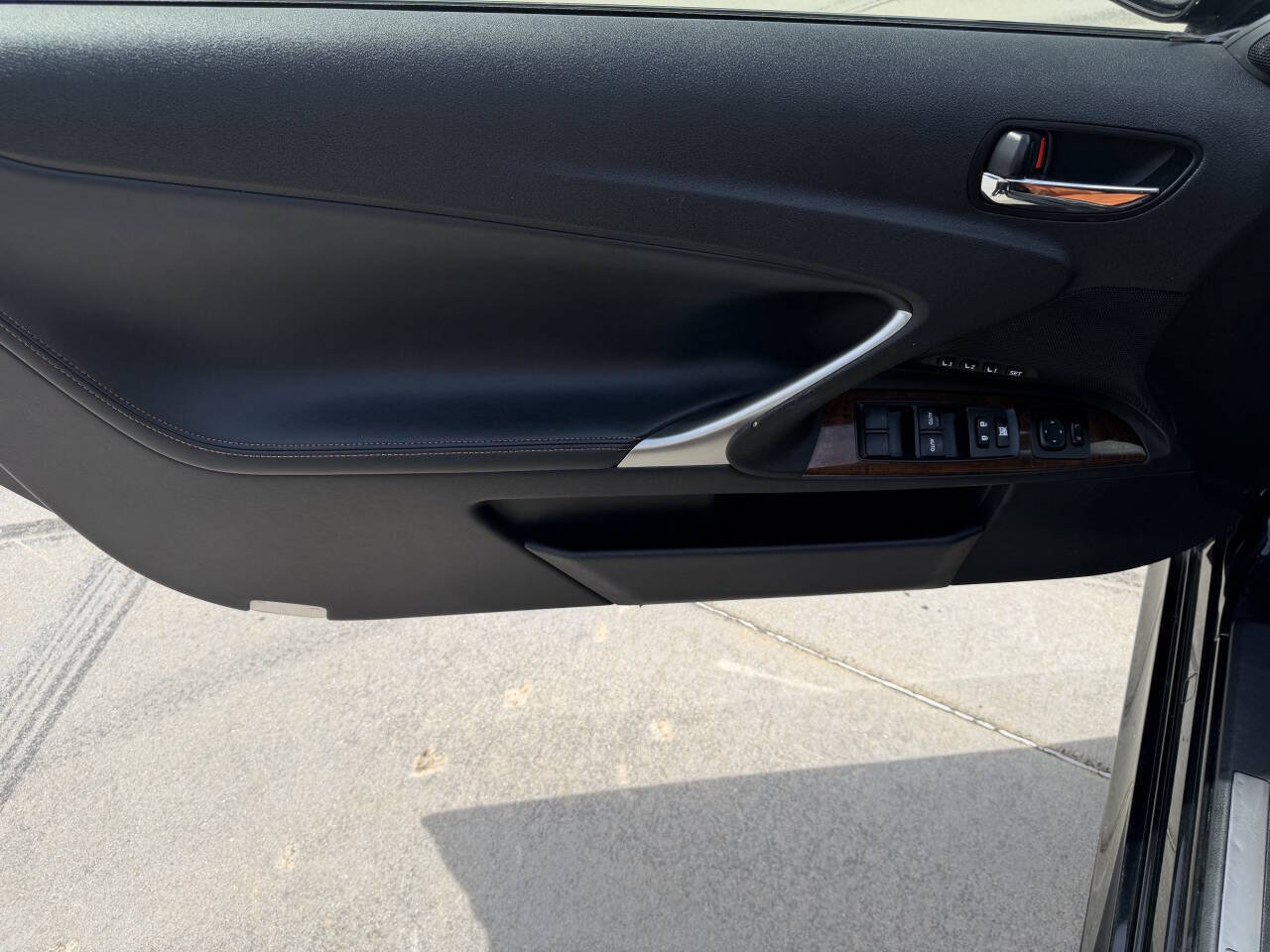 Used 2011 Lexus IS 250C w/ Luxury Pkg RWD image 21