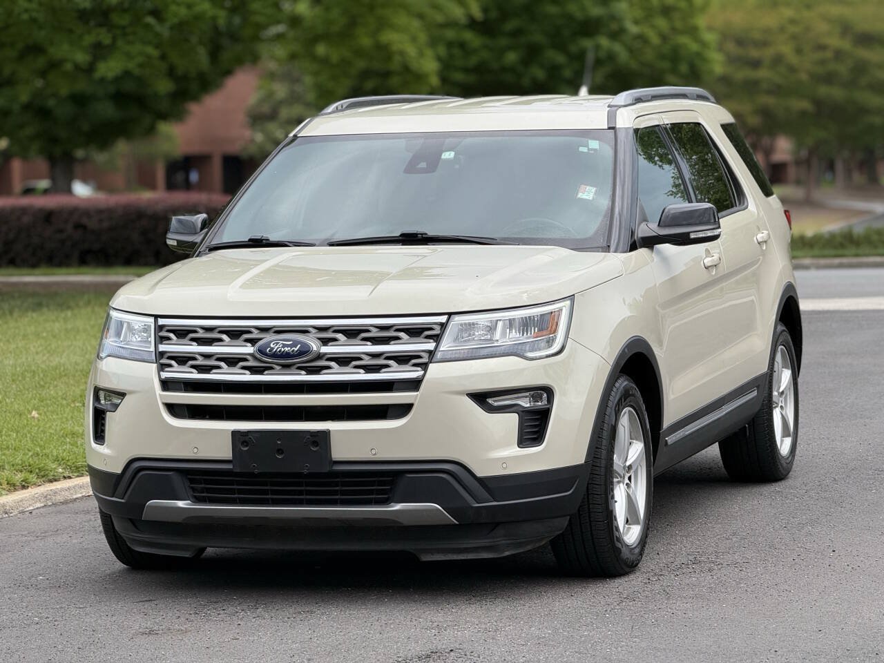 Used 2018 Ford Explorer XLT w/ Equipment Group 202A FWD image 2