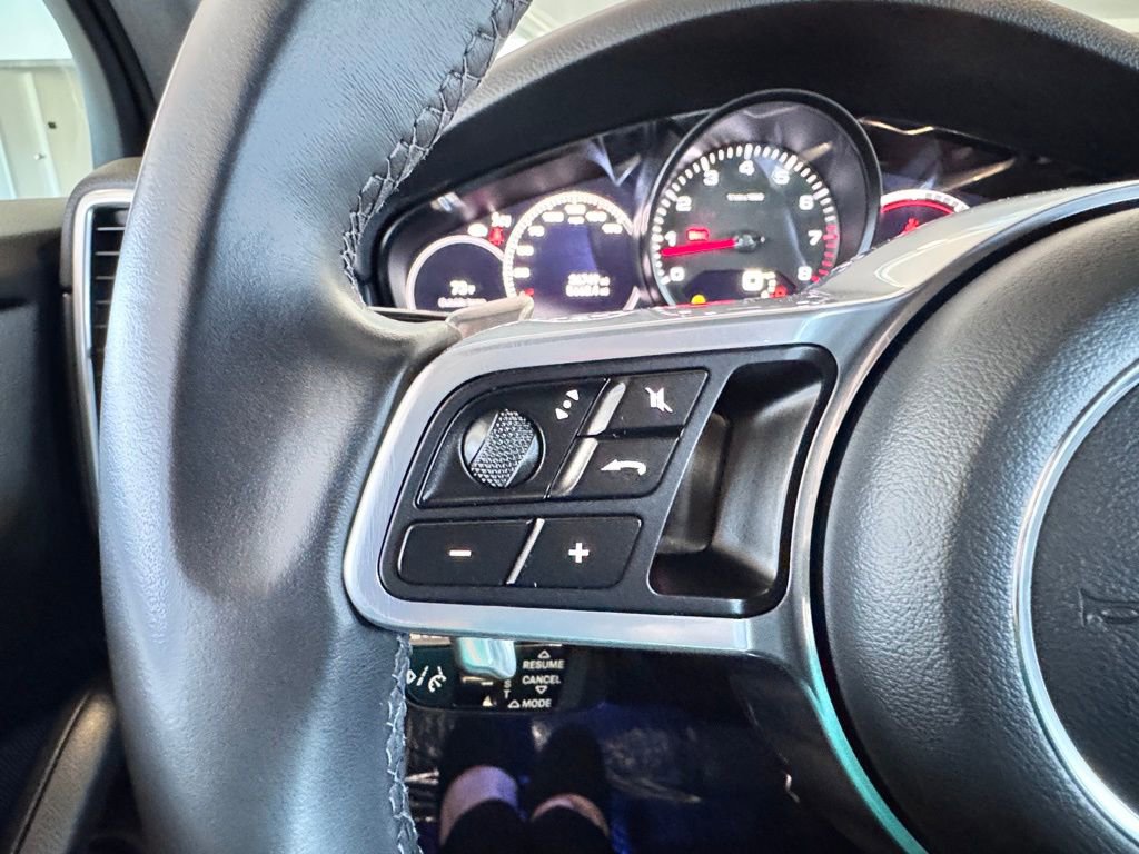 Used 2023 Porsche Cayenne Platinum Edition image 44