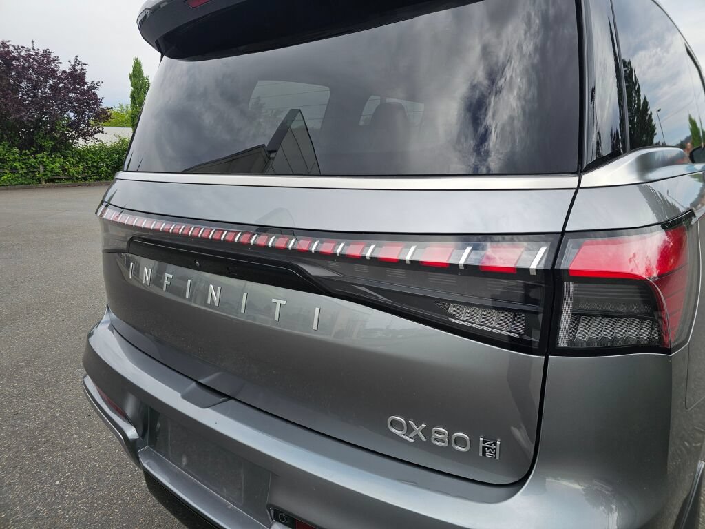 Used 2025 INFINITI QX80 Sensory AWD/4WD image 18