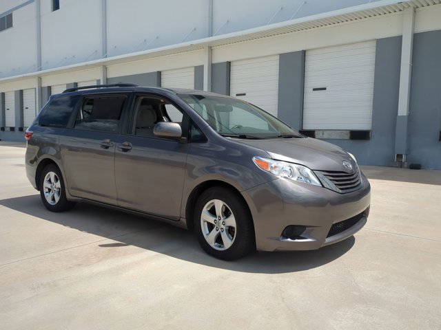 Used 2016 Toyota Sienna LE FWD image 3