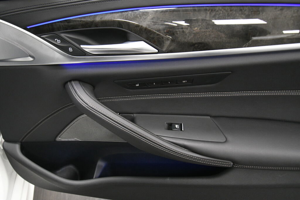 Used 2022 BMW M550i xDrive w/ Executive Package image 30