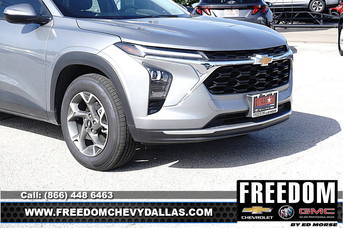 Used 2025 Chevrolet Trax LT w/ Driver Confidence Package FWD image 36