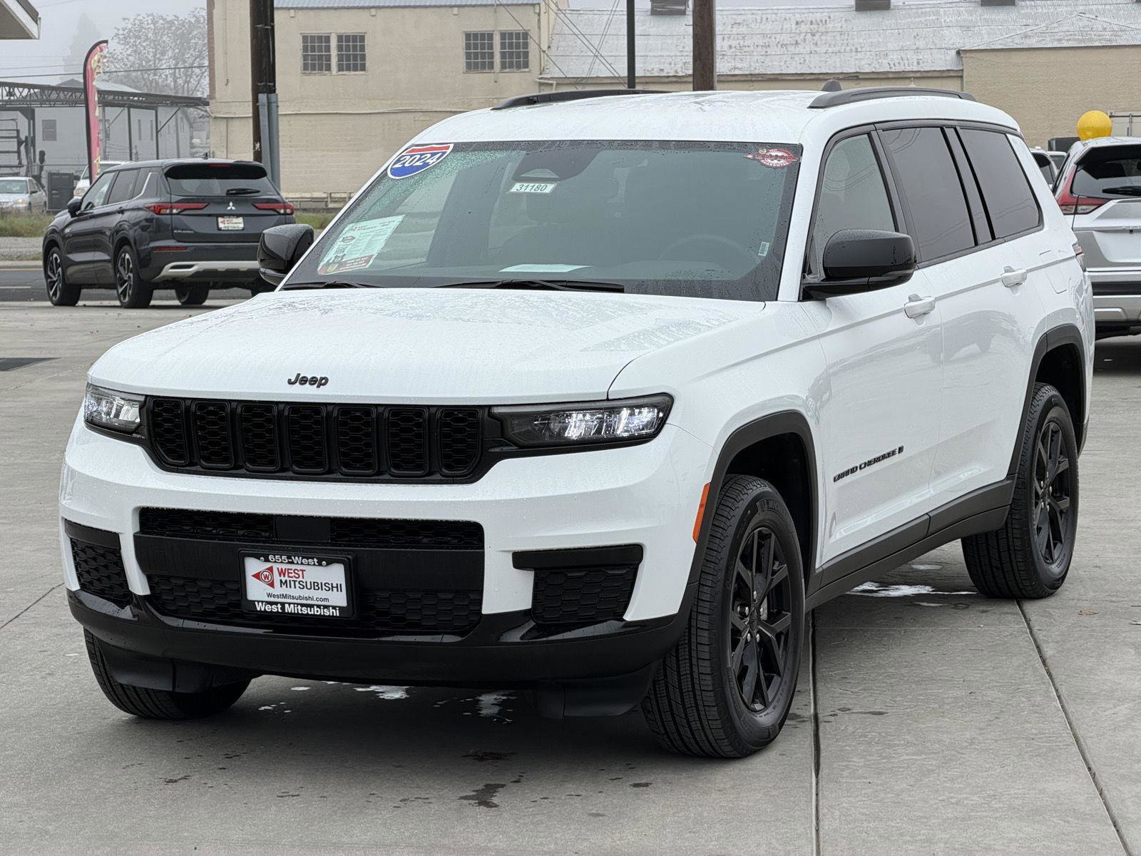Used 2024 Jeep Grand Cherokee L Laredo image 1