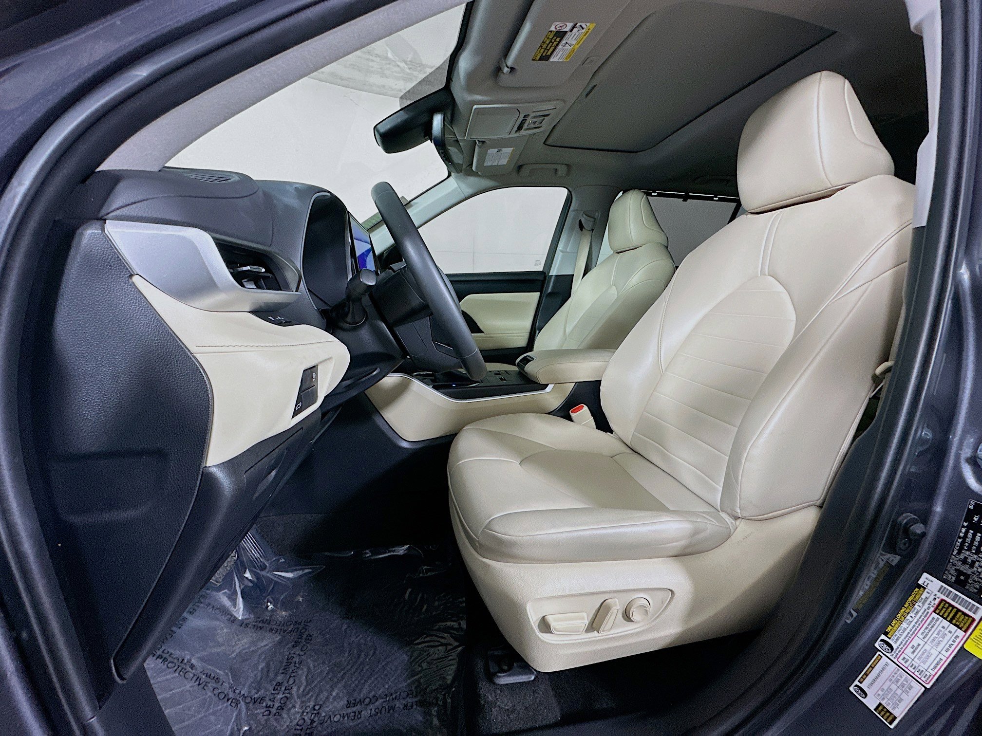 Used 2023 Toyota Highlander XLE image 12