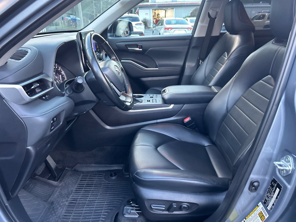 Used 2023 Toyota Highlander XLE AWD/4WD image 11