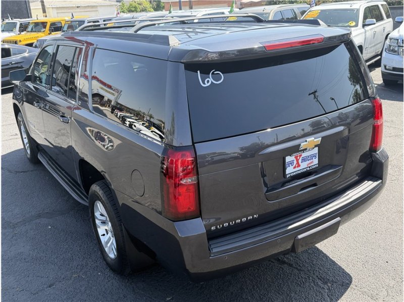Used 2018 Chevrolet Suburban LT w/ Luxury Package RWD image 12