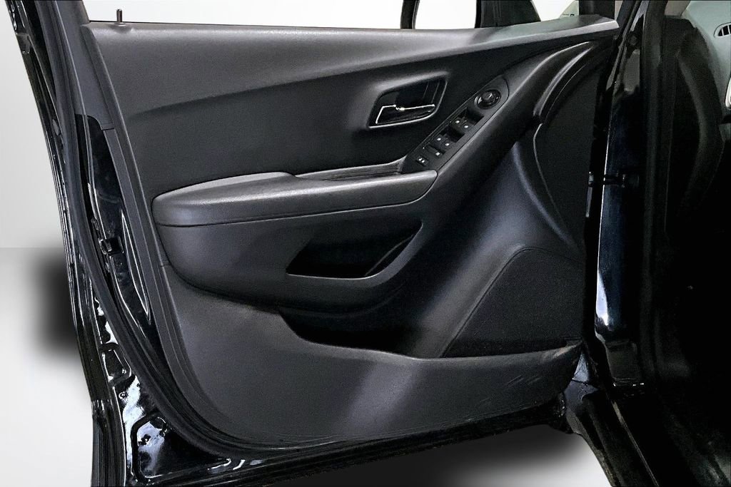 Used 2019 Chevrolet Trax LT w/ LT Convenience Package image 19