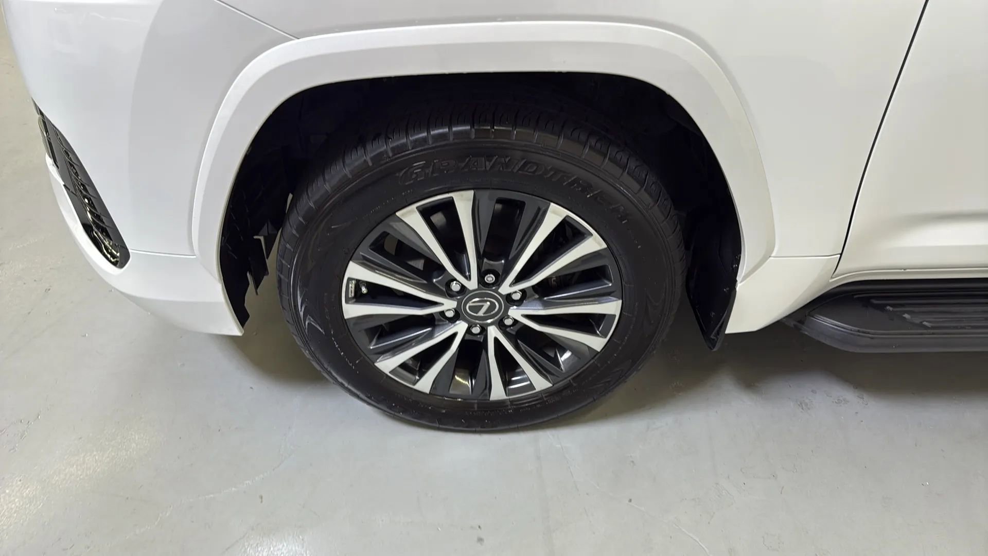 Used 2022 Lexus LX 600 4WD w/ Premium Package image 25