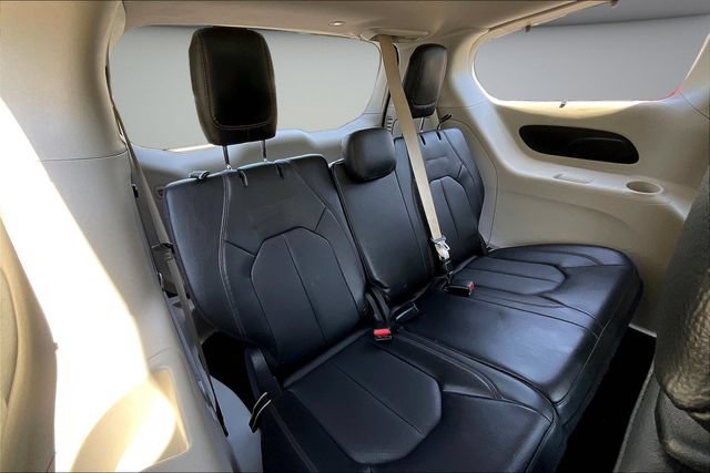 Used 2020 Chrysler Pacifica Touring-L w/ Tire & Wheel Group FWD image 28