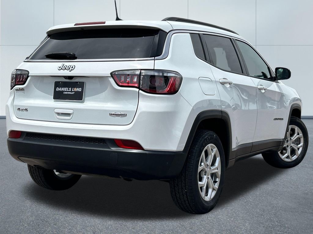 Used 2024 Jeep Compass Latitude AWD/4WD image 2