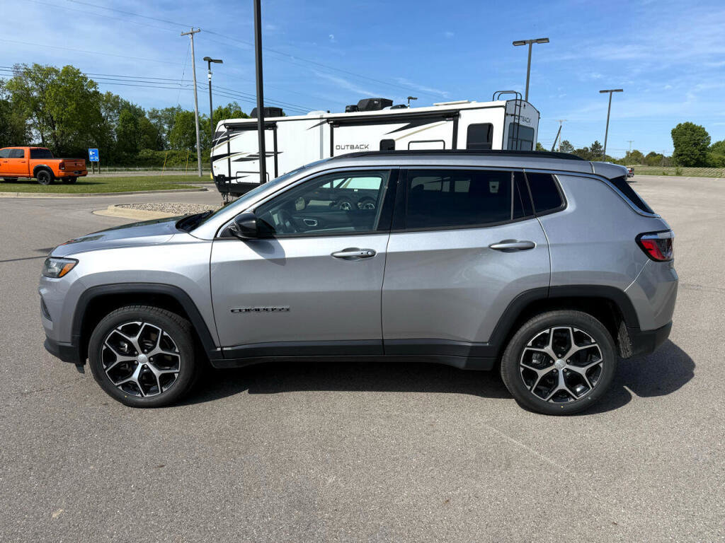 Used 2024 Jeep Compass Latitude image 6