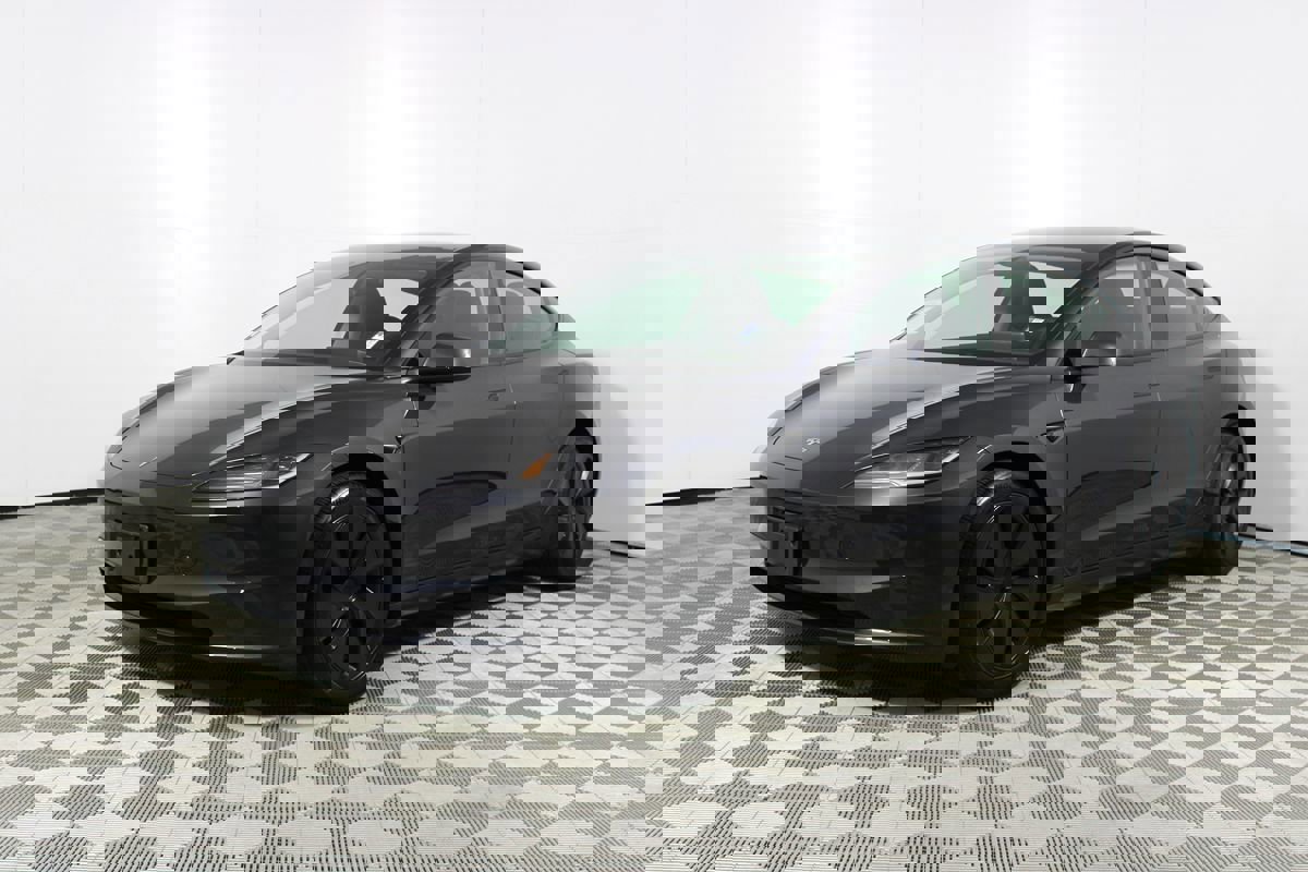 Used 2024 Tesla Model 3 Standard Range image 3