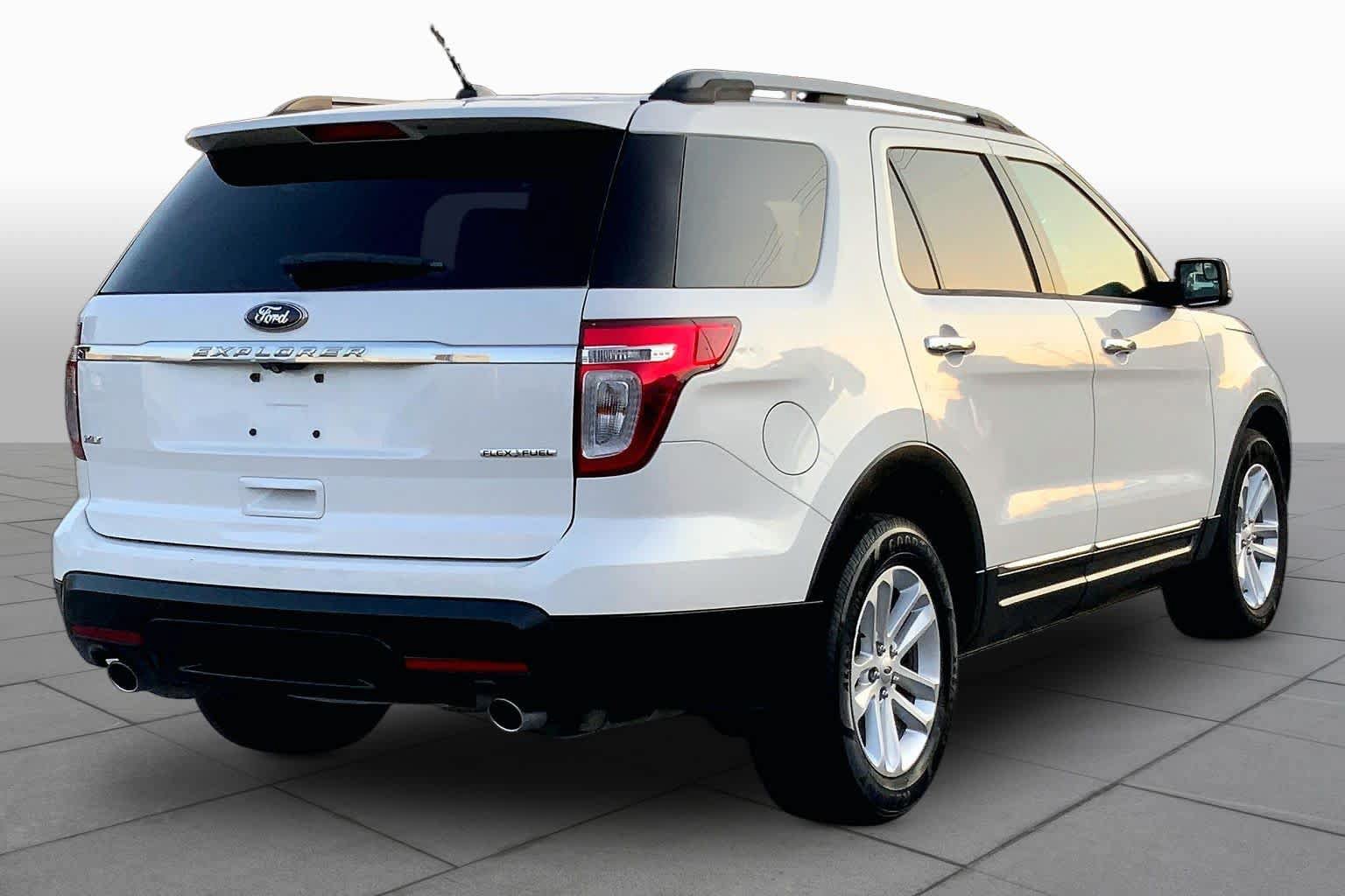Used 2015 Ford Explorer XLT w/ Equipment Group 202B FWD image 13