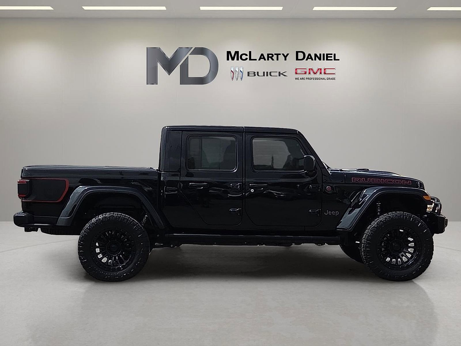 Used 2024 Jeep Gladiator Rubicon w/ Technology Group AWD/4WD image 6