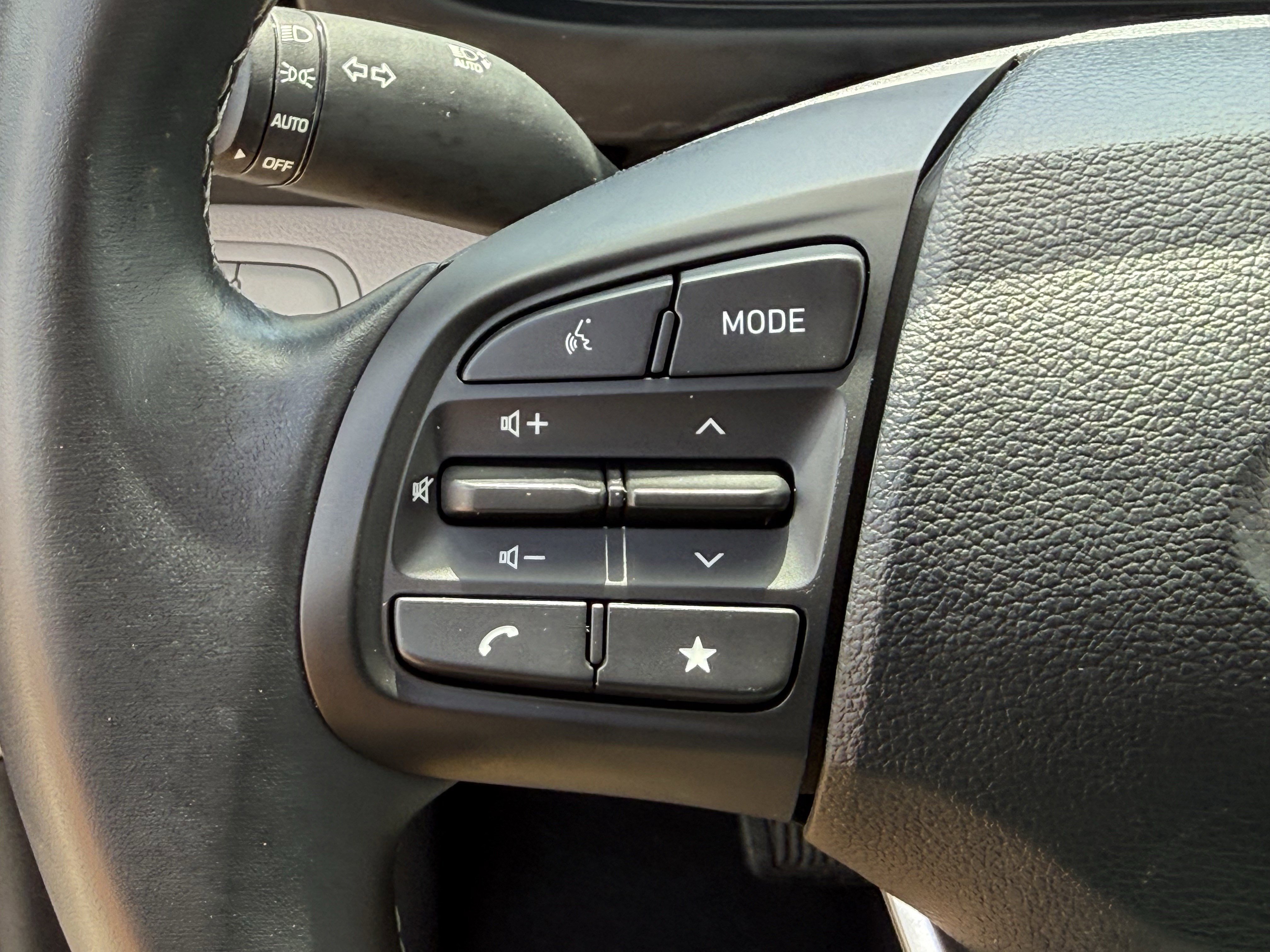Used 2025 Hyundai Venue SEL FWD image 17
