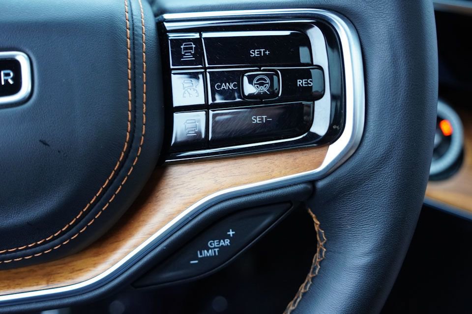 Used 2024 Jeep Grand Wagoneer Series III AWD/4WD image 40