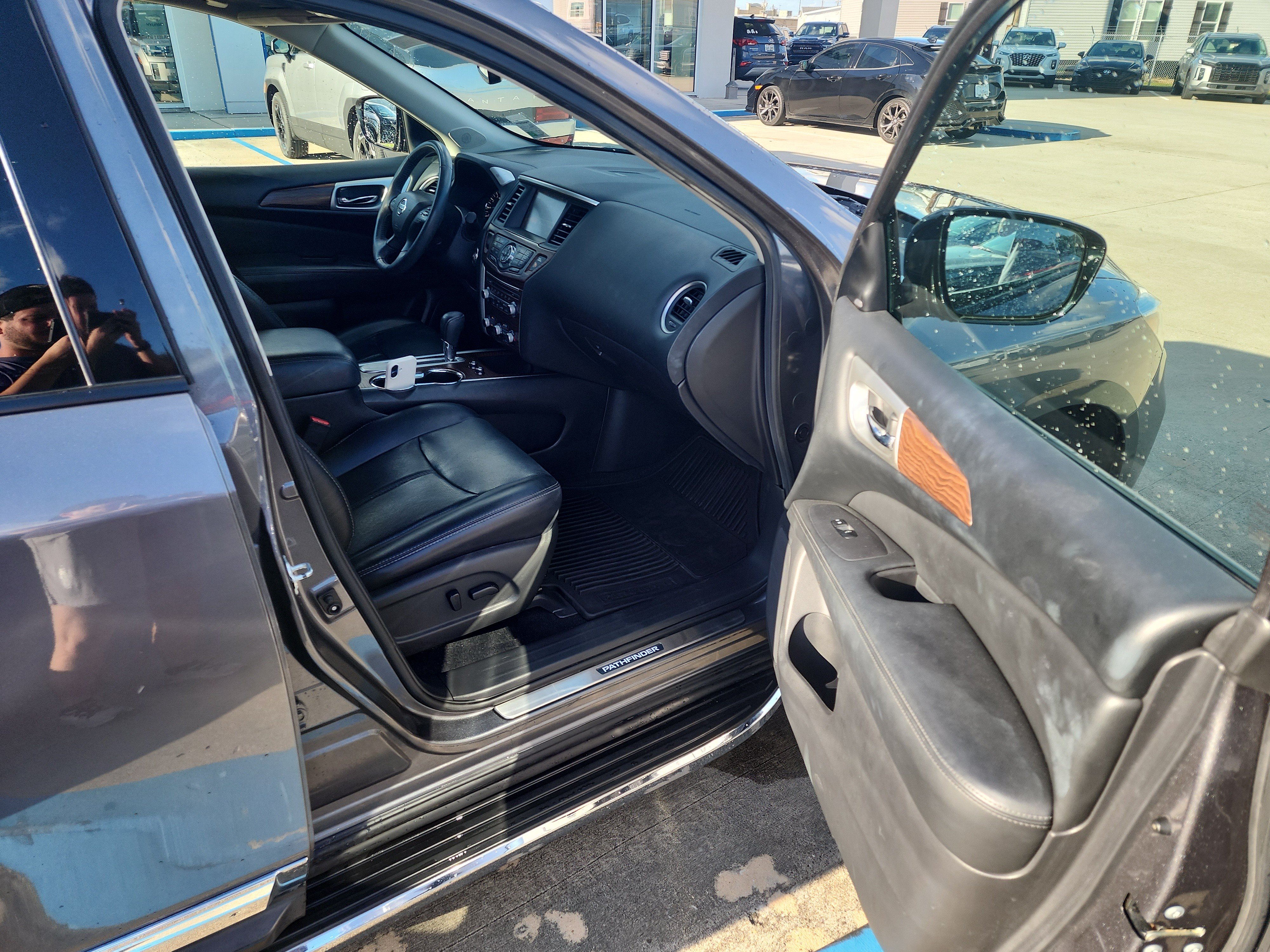 Used 2017 Nissan Pathfinder Platinum w/ Family Entertainment Package FWD image 16