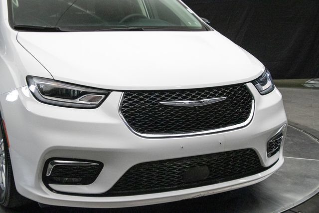 Used 2024 Chrysler Pacifica Touring-L FWD image 4