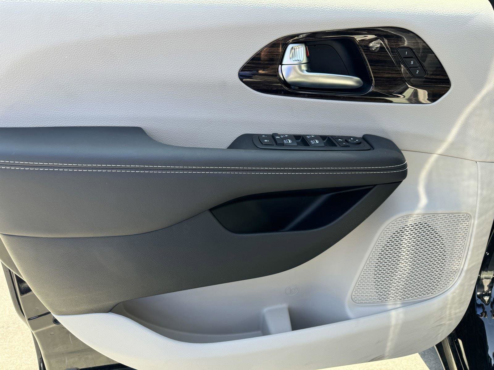 New 2024 Chrysler Pacifica Limited FWD image 15